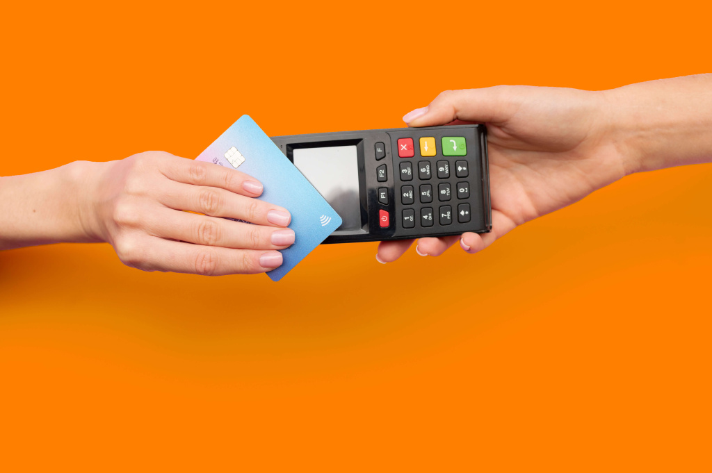 person-paying-with-its-credit-card2 (1).jpg